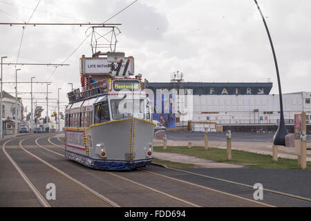 Erbe-Straßenbahn, die entlang der Promenade in Blackpool an einem Wintertag. Stockfoto