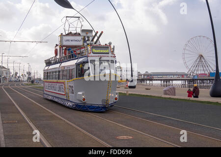 Blackpools Vintage Straßenbahn Flotte im Einsatz entlang der Promenade, Blackpool, Lancs Stockfoto