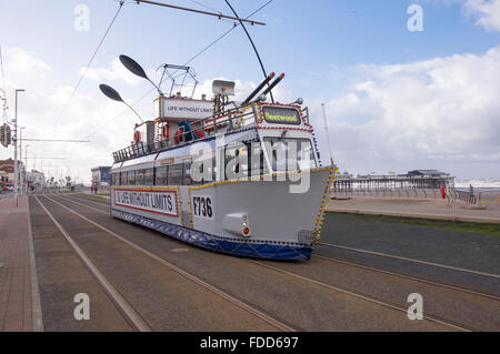 Blackpools Vintage Straßenbahn Flotte im Einsatz entlang der Promenade, Blackpool, Lancs Stockfoto