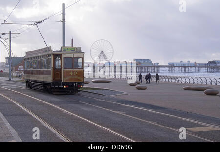 Blackpools Vintage Straßenbahn Flotte im Einsatz entlang der Promenade, Blackpool, Lancs Stockfoto