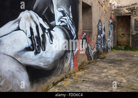 Graffiti in einem verlassenen Gebäude an Moine Ho in Nord-West-Schottland. Stockfoto