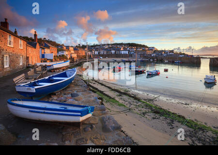 Mousehole Harbour in Cornwall bei Sonnenaufgang eingefangen. Stockfoto