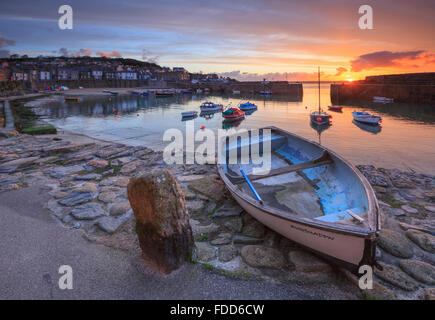 Boote in Mousehole Harbour in der Nähe von Penzance in Cornwall, erfasst bei Sonnenaufgang Stockfoto