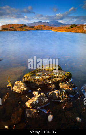 Loch Hakel in der Nähe von Zunge im Norden Schottlands, mit Ben Hope in der Ferne. Stockfoto