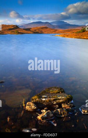 Loch Hakel in der Nähe von Zunge im Norden Schottlands, mit Ben Hope in der Ferne. Stockfoto