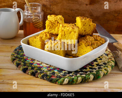 Honig-Buttermilch-Maisbrot Stockfoto