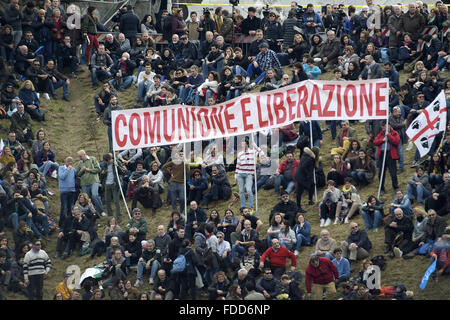 Rom, Italien. 30. Januar 2016. Es ist der Tag von der Family Day. Die Demonstration gegen den Gesetzentwurf CirinnÃ auf Lebenspartnerschaften, die um 14.30 Uhr an der Circus Maximus in Rom begann, wurde auf die Noten von Nessun Dorma von Puccini abgeschlossen. Viele Busse vermittelt von außerhalb Roms, Familien, Paare, Kinder zu bringen. Bildnachweis: Danilo Balducci/ZUMA Draht/Alamy Live-Nachrichten Stockfoto