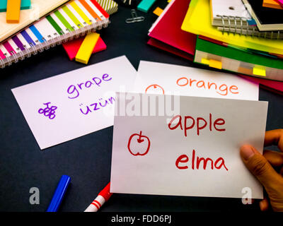 Neue Sprache machen Original Karteikarten zu lernen; Türkisch Stockfoto