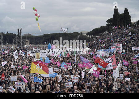 Rom, Italien. 30. Januar 2016. Es ist der Tag von der Family Day. Die Demonstration gegen den Gesetzentwurf CirinnÃ auf Lebenspartnerschaften, die um 14.30 Uhr an der Circus Maximus in Rom begann, wurde auf die Noten von Nessun Dorma von Puccini abgeschlossen. Viele Busse vermittelt von außerhalb Roms, Familien, Paare, Kinder zu bringen. Bildnachweis: Danilo Balducci/ZUMA Draht/Alamy Live-Nachrichten Stockfoto
