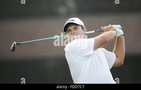 San Diego, Kalifornien, USA. 30. Januar 2016. Patrick Reed Abschlag auf das 14. Loch der Südkurs während der dritten Runde der Landwirte Insurance Open in Torrey Pines Golf Course in San Diego, Kalifornien. Bildnachweis: Cal Sport Media/Alamy Live-Nachrichten Stockfoto