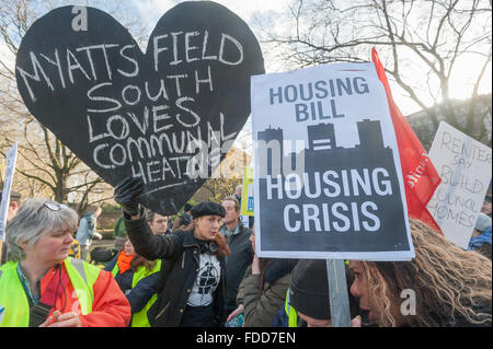 London, UK. 30. Januar 2016. Tausende Marsch aus dem Imperial War Museum, Downing St von Lambeth Housing Aktivisten gegen das Gehäuse und die Planung Bill.People mit Plakaten vor dem Marsch organisiert. Bildnachweis: Peter Marshall/Alamy Live-Nachrichten Stockfoto