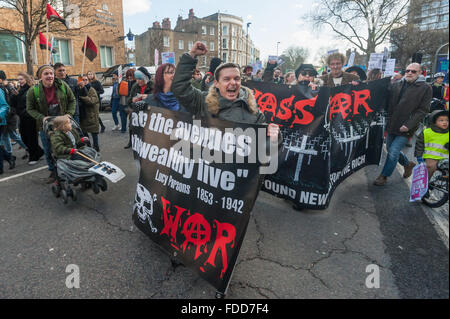 London, UK. 30. Januar 2016. Tausende von März bis Downing St organisiert von Lambeth Housing Aktivisten gegen das Gehäuse und die Planung Rechnung vom Imperial War Museum. Klasse Krieg Rejoithe März nach einer kurzen Proltest vor einem Immobilienmakler. Bildnachweis: Peter Marshall/Alamy Live-Nachrichten Stockfoto