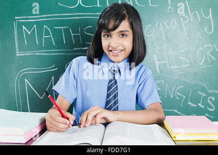 1 Kind Mädchen Schule Schüler Unterricht Studium Buch schreiben Stockfoto