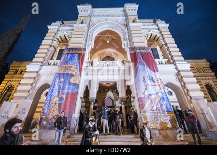 Tbilisi. 30. Januar 2016. Foto aufgenommen am 30. Januar 2016 zeigt eine Außenansicht des Staatstheaters in Tiflis, Georgien. Zum ersten Mal nach einer sechsjährigen Renovierung Schließung neu Tiflis berühmten Opern- und Balletttheater Zustand sein Gatter geöffnet für die Öffentlichkeit am Samstag. © Giorgi Induashvili/Xinhua/Alamy Live-Nachrichten Stockfoto