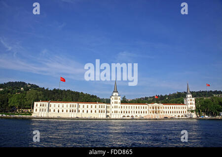 Quellen Military High School (Quellen Askeri Lisesi) am Ufer des Bosporus in Istanbul, Türkei Stockfoto