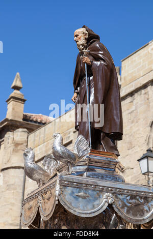 Die Statue von Dominic De La Calzada in der Prozession der Danksagung an der Fiestas de Gracias y de San Jerónimo Hermosilla Stockfoto