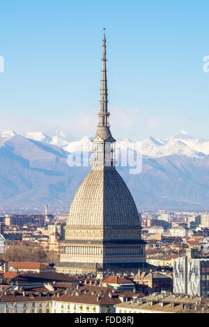 Vertikalen Rahmen der Mole Antonelliana, Symbol der Stadt Turin und Hauptsitz des Filmmuseums, mit Bergen im Hintergrund. Stockfoto