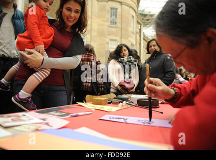 Washington, DC, USA. 30. Januar 2016. Bewohner warten ihre Namen in der chinesischen Kalligraphie, wie sie eine Family Day-Veranstaltung anlässlich der bevorstehenden Chinese Lunar New Year im Smithsonian American Art Museum in Washington, DC, USA, 30. Januar 2016. Bildnachweis: Jiao Min/Xinhua/Alamy Live-Nachrichten Stockfoto