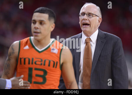 Raleigh, North Carolina, USA. 30. Januar 2016. JIM LARRANAGA, drückt rechts, Miamis Trainer seinen Unmut zu ANGEL RODRIGUEZ (13) von Miami, nachdem er das 4. Foul aufnimmt. Die North Carolina State University Wolfpack gehostet Miami Hurricanes in der PNC Arena in Raleigh, NC-Credit: Fabian Radulescu/ZUMA Draht/Alamy Live News Stockfoto