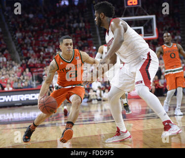 Raleigh, North Carolina, USA. 30. Januar 2016. ANGEL RODRIGUEZ (13) von Miami dribbelt den Ball gegen LENNARD FREEMAN (1) der North Carolina State University. Die North Carolina State University Wolfpack gehostet Miami Hurricanes in der PNC Arena in Raleigh, NC-Credit: Fabian Radulescu/ZUMA Draht/Alamy Live News Stockfoto