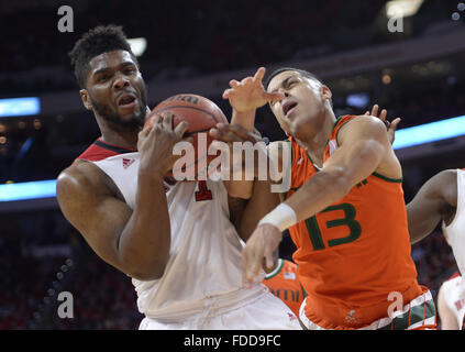 Raleigh, North Carolina, USA. 30. Januar 2016. LENNARD FREEMAN (1) der North Carolina State klaut den Ball aus dem Griff der ANGEL RODRIGUEZ (13) von Miami. Die North Carolina State University Wolfpack gehostet Miami Hurricanes in der PNC Arena in Raleigh, NC-Credit: Fabian Radulescu/ZUMA Draht/Alamy Live News Stockfoto