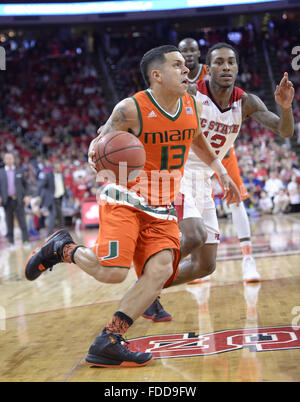 Raleigh, North Carolina, USA. 30. Januar 2016. ANGEL RODRIGUEZ (13) von Miami dribbelt den Ball gegen ANTHONY BARBER (12) der North Carolina State University. Die North Carolina State University Wolfpack gehostet Miami Hurricanes in der PNC Arena in Raleigh, NC-Credit: Fabian Radulescu/ZUMA Draht/Alamy Live News Stockfoto