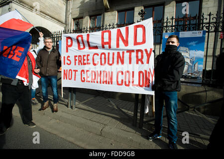 Wroclaw, Polen. 30. Januar 2016. Menschen halten Banner gegen Europäische Union während Protest außerhalb der deutschen Konsulat in Wroclaw. Bildnachweis: Marcin Rozpedowski/Alamy Live-Nachrichten Stockfoto