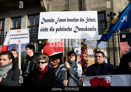 Wroclaw, Polen. 30. Januar 2016. Menschen halten Banner bei Protest außerhalb der deutschen Konsulat in Wroclaw. Bildnachweis: Marcin Rozpedowski/Alamy Live-Nachrichten Stockfoto