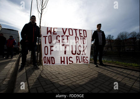 Wroclaw, Polen. 30. Januar 2016. Menschen halten Banner gegen während Protest außerhalb der deutschen Konsulat in Wroclaw. Bildnachweis: Marcin Rozpedowski/Alamy Live-Nachrichten Stockfoto