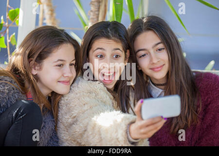 glückliche Mädchen Gruppe Selfie Foto Stockfoto
