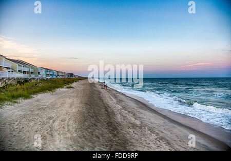 Fischer an der Küste von North Carolina als die Wellen am Strand. Wilmington, NC. Stockfoto