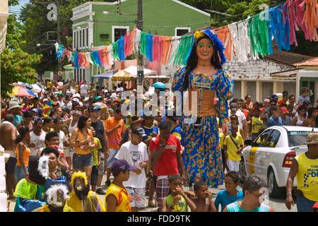 Riesige Marionetten Parade durch Massen während Karneval von Olinda Feierlichkeiten 22. Februar 2010 in Olinda, Pernambuco, Brasilien. Stockfoto