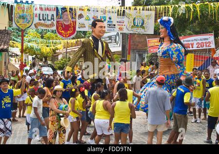 Riesige Marionetten Parade durch Massen während Karneval von Olinda Feierlichkeiten 22. Februar 2010 in Olinda, Pernambuco, Brasilien. Stockfoto