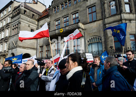 Wroclaw, Polen. 30. Januar 2016. Menschen protestieren gegen die Europäische Union und die deutsche Politik auf Polen außerhalb der deutschen Konsulat in Wroclaw. Bildnachweis: Marcin Rozpedowski/Alamy Live-Nachrichten Stockfoto