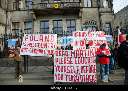 Wroclaw, Polen. 30. Januar 2016. Menschen protestieren gegen die Europäische Union und die deutsche Politik auf Polen außerhalb der deutschen Konsulat in Wroclaw. Bildnachweis: Marcin Rozpedowski/Alamy Live-Nachrichten Stockfoto