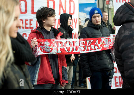 Wroclaw, Polen. 30. Januar 2016. Personen "Polska" Scarve bei Protest gegen die Politik der Europäischen Union und der deutschen auf Polen. Bildnachweis: Marcin Rozpedowski/Alamy Live-Nachrichten Stockfoto