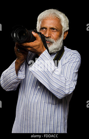 1 indische Senior Erwachsenen Kameramann Klick Bild Stockfoto