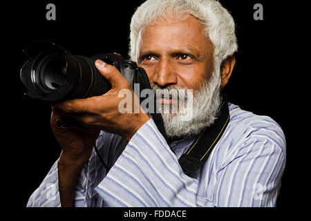 1 indische Senior Erwachsenen Kameramann Klick Bild Stockfoto