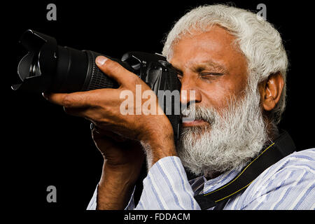 1 indische Senior Erwachsenen Kameramann Klick Bild Stockfoto