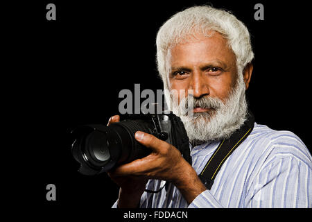1 indische Senior Erwachsenen Kameramann Klick Bild Stockfoto