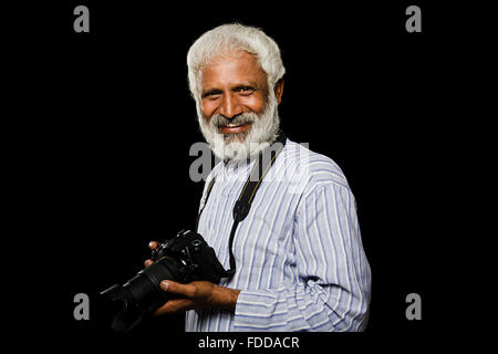 1 indische Senior Erwachsenen Kameramann Klick Bild Stockfoto