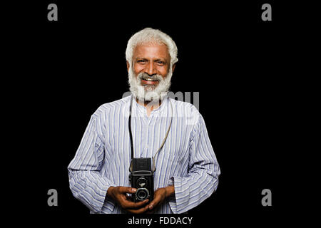 1 indische Senior Erwachsenen Kameramann Klick Bild Stockfoto