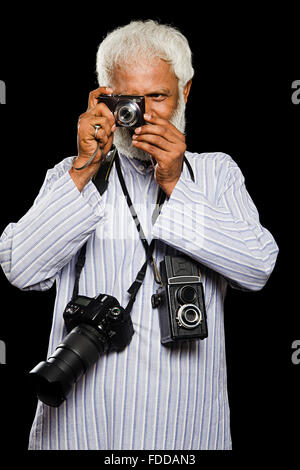 1 indische Senior Erwachsenen Kameramann Klick Bild Stockfoto