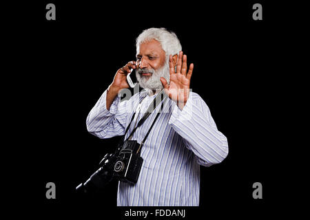 1 indische Senior Erwachsenen Kameramann Handy und Hand zeigen im Gespräch Stockfoto