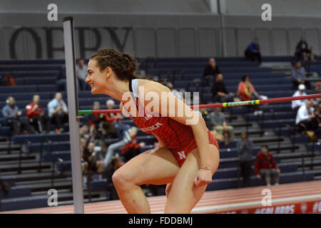 Albuquerque, NM, USA. 30. Januar 2016. Nebraska Territorium Reka Czuth feiert nach dem Gewinn der Frauen Hochsprung. Samstag, 30. Januar 2016. © Jim Thompson/Albuquerque Journal/ZUMA Draht/Alamy Live-Nachrichten Stockfoto