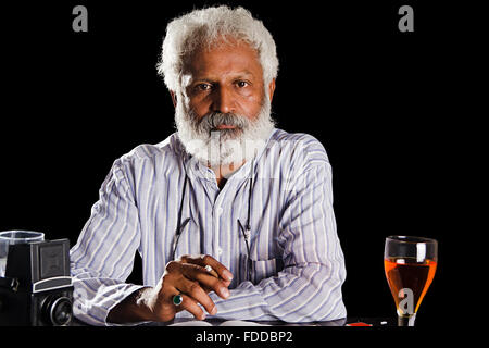 1 indische Senior erwachsenen Mann Journalist Stress Rauchen Zigarette Drogensucht Missbrauch Stockfoto