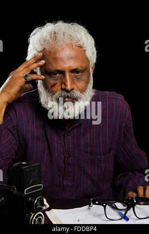 1 indische Senior erwachsenen Mann Journalist Buch schreibe Stress Injury Gesicht Stockfoto
