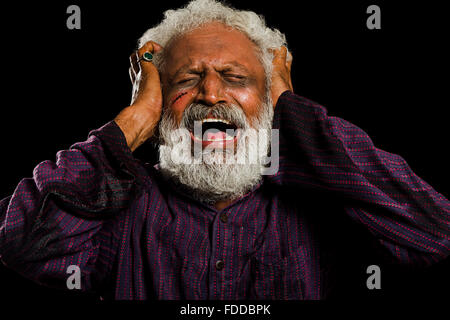 1 indische Senior erwachsenen Mann Opfer Frustration Wailing Stockfoto