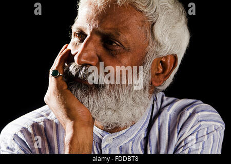 1 indische Senior erwachsenen Mannes denken Stockfoto