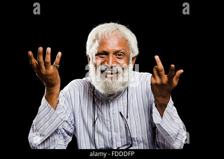 1 indische Senior erwachsener Mann hand gestikulieren zeigen Stockfoto